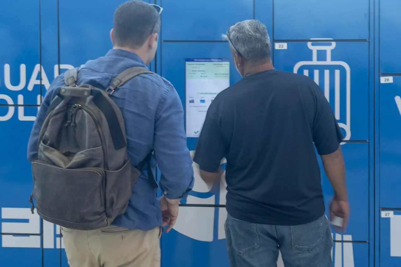 Clientes usando o painel de um armário digital Malex