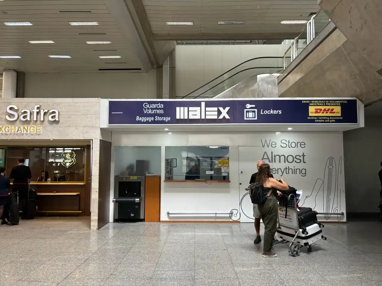 Balcão Malex com a sinalização DHL em um terminal