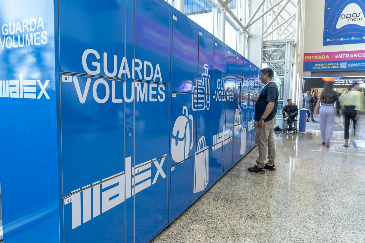 Parede de armários azuis Malex com a inscrição Guarda Volumes
